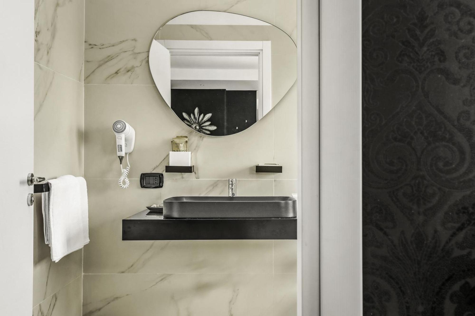 Reggia Suite Spa Hotel กาแซร์ตา ภายนอก รูปภาพ