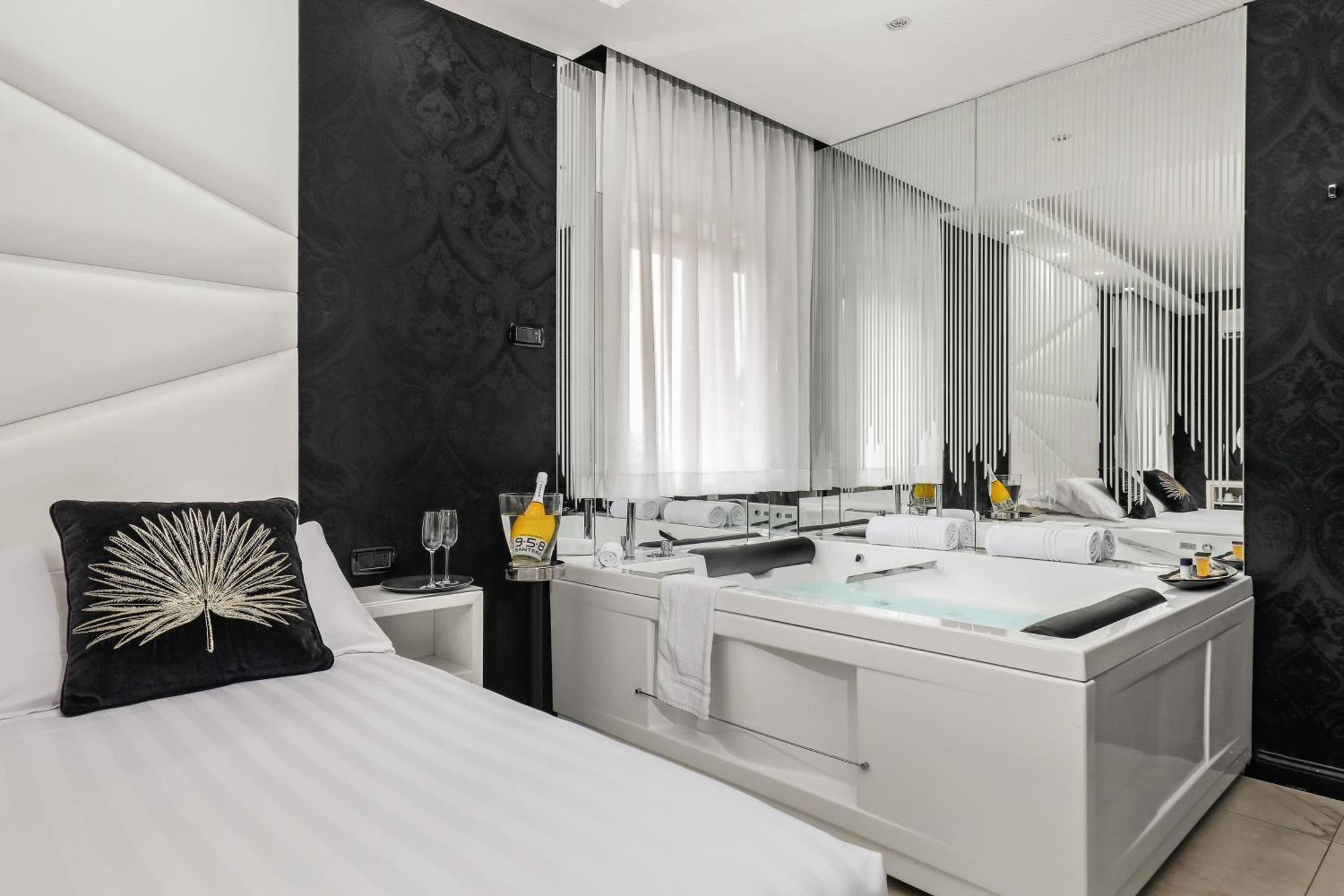 Reggia Suite Spa Hotel กาแซร์ตา ภายนอก รูปภาพ