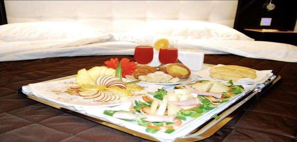 Reggia Suite Spa Hotel กาแซร์ตา ร้านอาหาร รูปภาพ